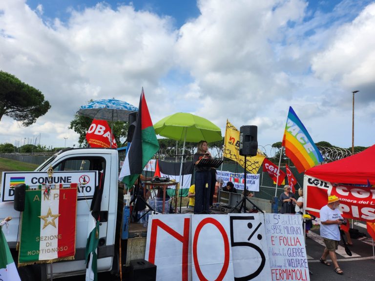 Manifestazione davanti base Camp Darby, in 1500 contro il riarmo