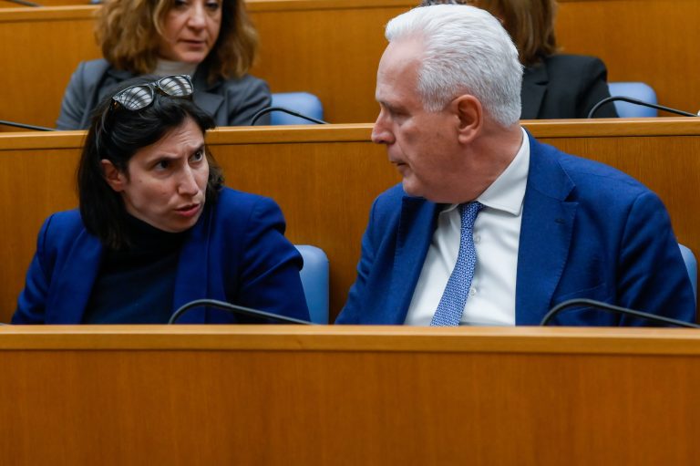 Giani alla conferenza sul lavoro del Pd, saluto con Schlein