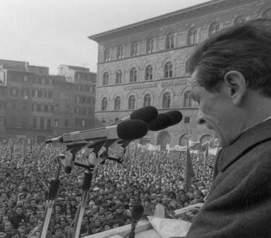 🎧 “Se vuoi la pace prepara la pace”, arriva al Mandela Forum la mostra dedicata a Enrico Berlinguer