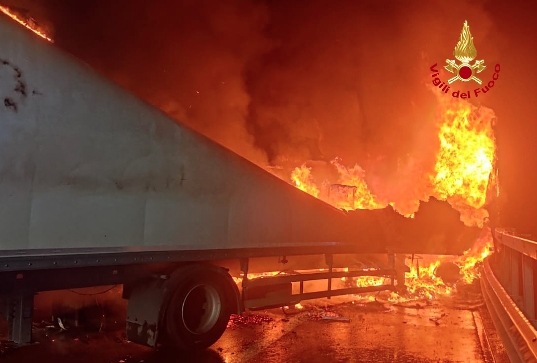 Camion in fiamme su A1