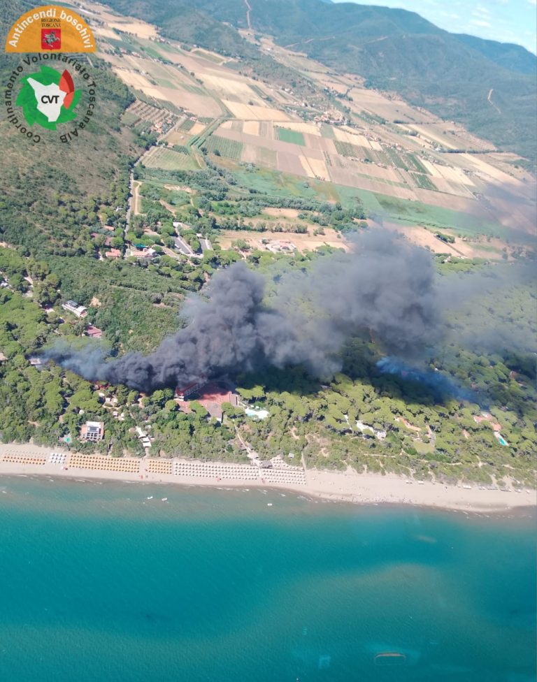 Incendio in campeggio a Castiglione della Pescaia, 600 evacuati