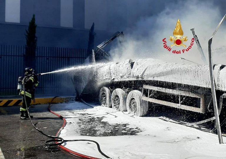 Incendio in un parcheggio vicino a Esselunga all’Osmannoro, a fuoco tre rimorchi