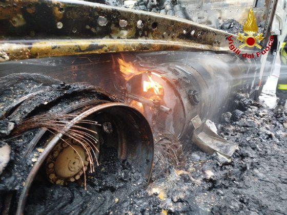 Massarosa (Lucca): camion a fuoco, serbatoio continua a bruciare da ieri