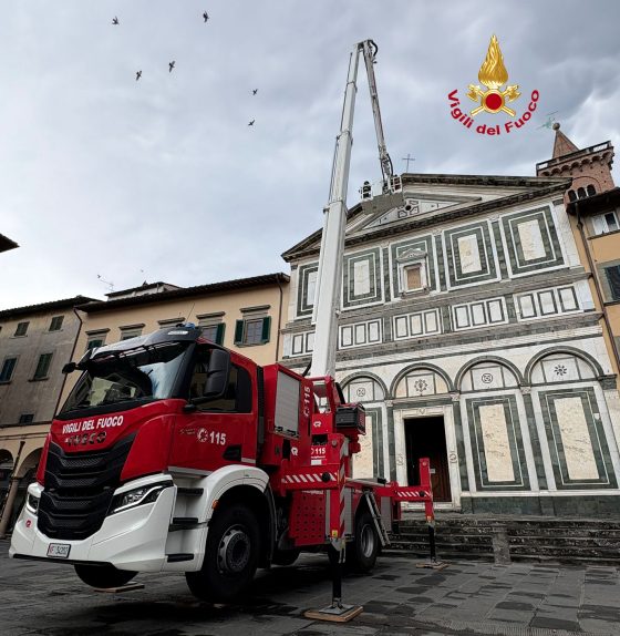 Maltempo: croce in ferro si stacca dalla chiesa di Empoli, alberi caduti e tegole in strada
