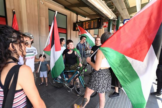 Gaza: in centinaia bloccano treni in stazione a Pisa a sostegno della Sumud Flottilla