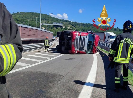 Camion si ribalta, chiuso svincolo A1 in uscita a Barberino