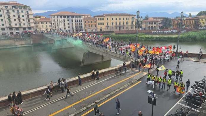 Corteo per Gaza invade la sgc a Pisa, strada bloccata verso il mare