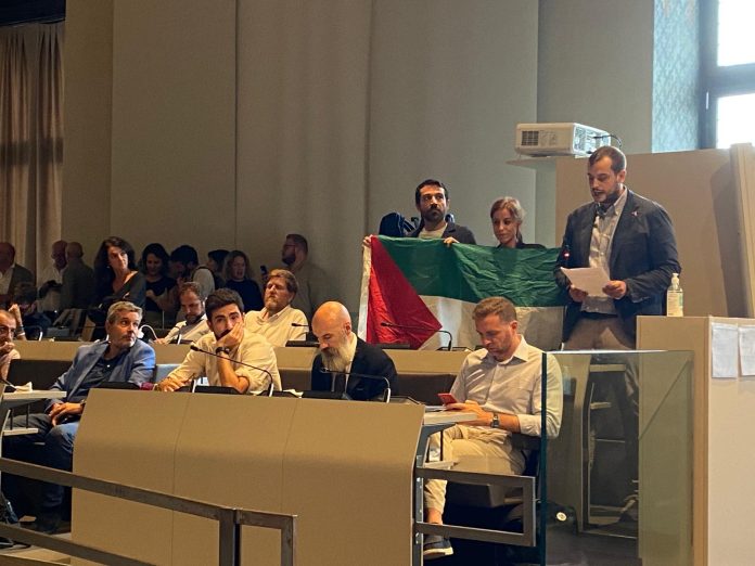 Ecolo bandiera palestinese consiglio comunale Firenze