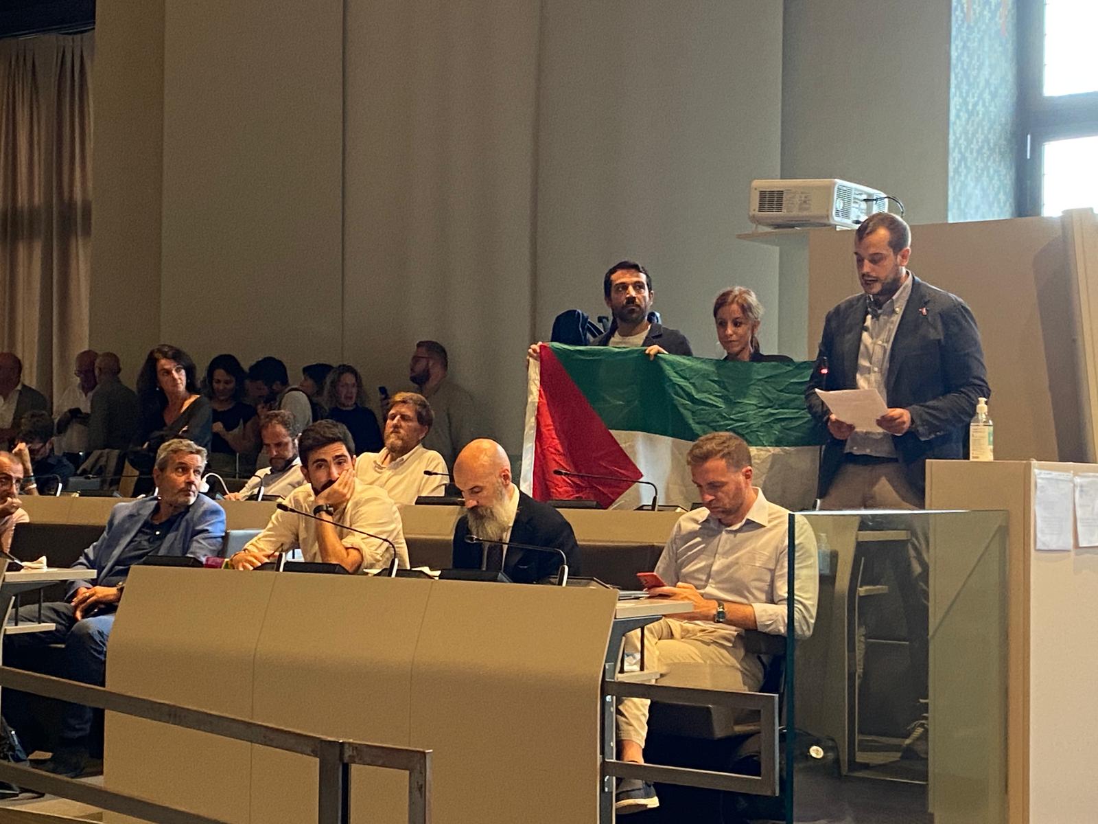 Ecolo bandiera palestinese consiglio comunale Firenze