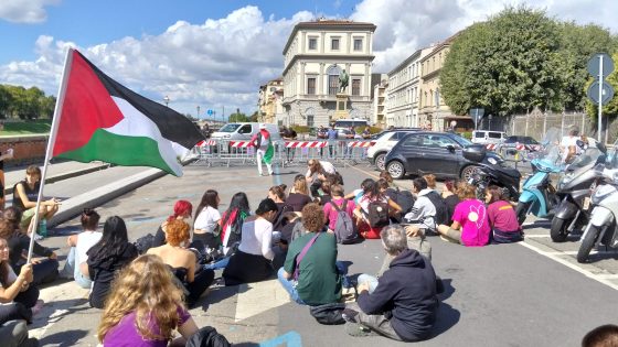 Attacchi alla Flotilla: protesta studenti al consolato Usa a Firenze, un giovane fermato
