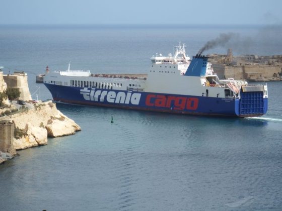 In due si gettano da nave, ricerche in corso nel porto a Livorno