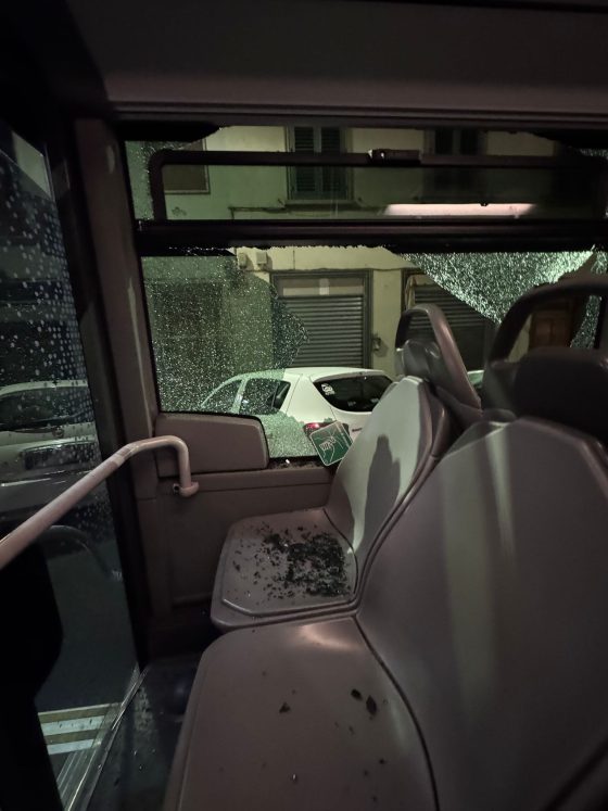 In stato di alterazione spacca finestrino bus a Firenze