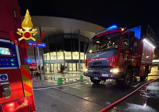 Fiamme in lavanderia in un centro commerciale a Calenzano