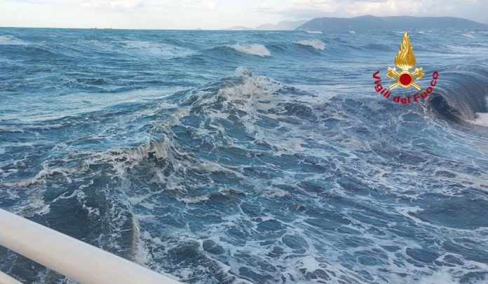 la-mareggiata-al-pontile-di-marina-di-massa-foto-vigili-del-fuoco