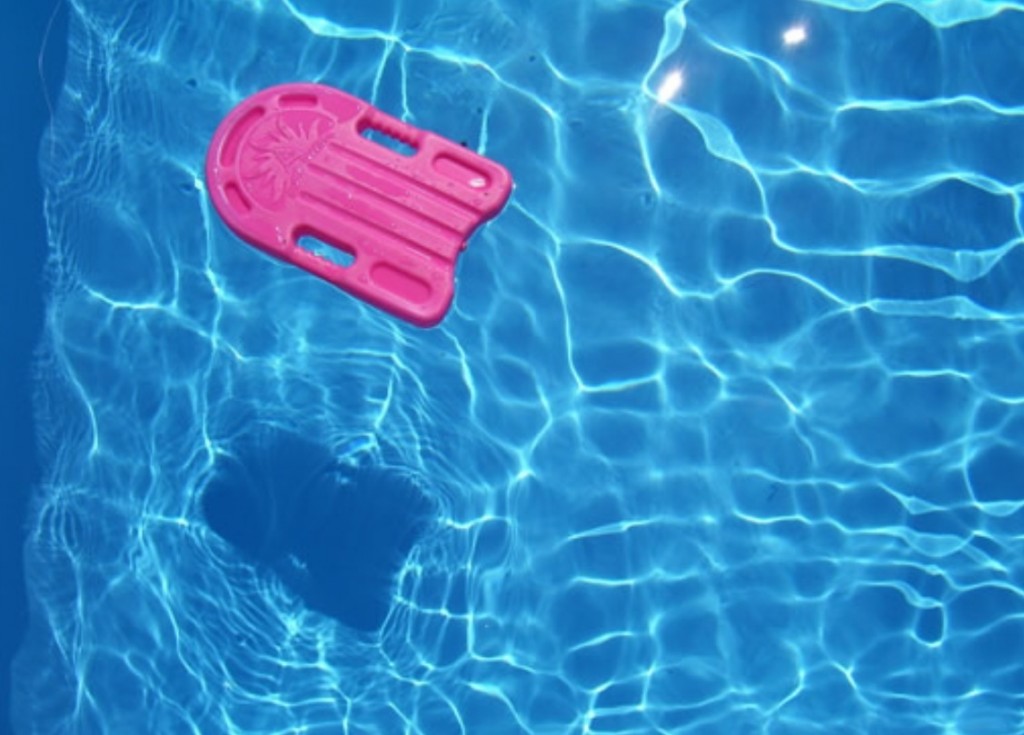 Atti osceni in piscina davanti a minori, denunciato 34enne a San Casciano Val di Pesa