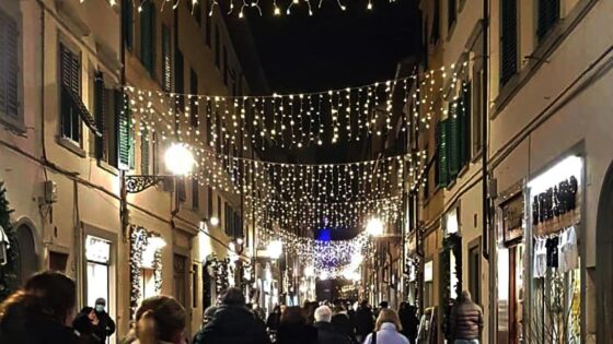 Natale: il centro commerciale naturale in Borgo La Croce e Via Pietrapiana in collaborazione con Conad accende le luminarie