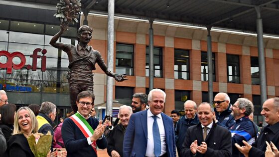 Statua dedicata a Gino Bartali nella piazza di Firenze che porta il suo nome