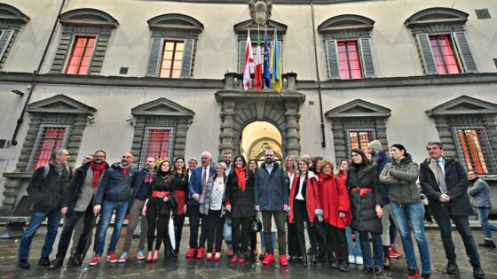 Palazzo Strozzi Sacrati illuminato di rosso per ‘La Toscana delle donne’