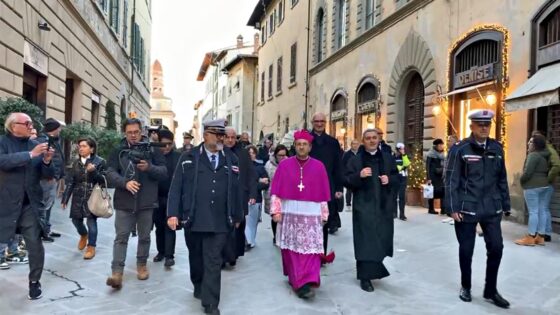 Nuovo Vescovo di Arezzo a piedi attraversa la città in mezzo alla gente