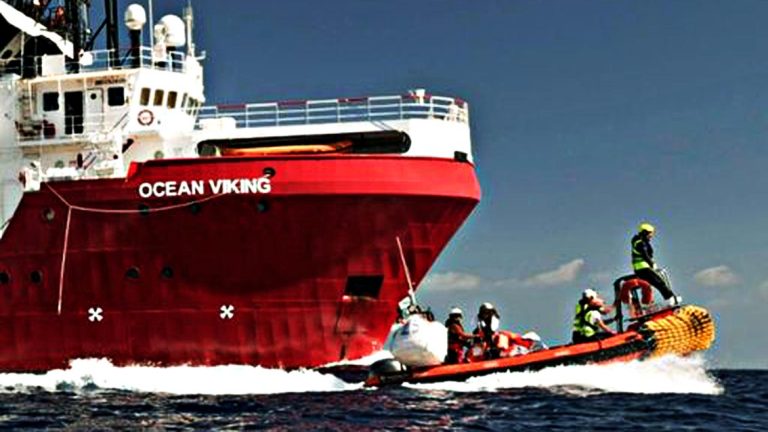 Migranti: Ocean Viking arrivata a Marina di Carrara