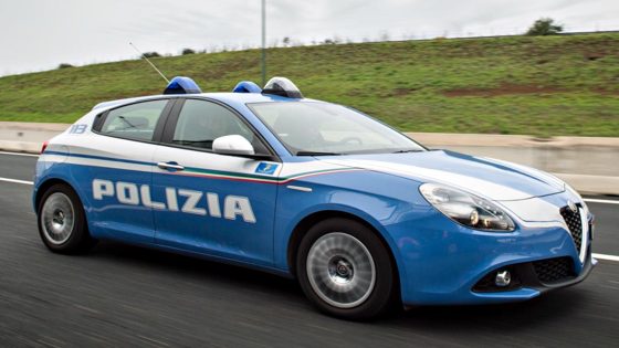 Sfondano con l’automobile il casello A1 a Chiusi per fuggire