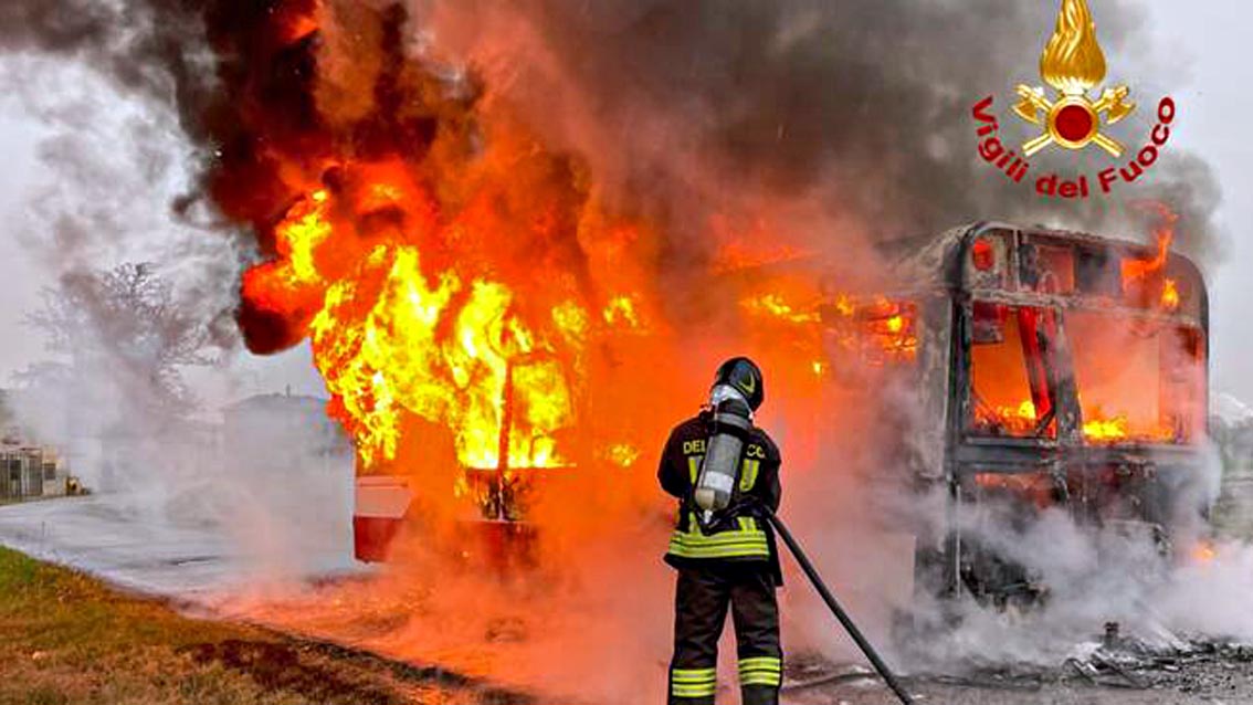 Due pullman vigili del fuoco