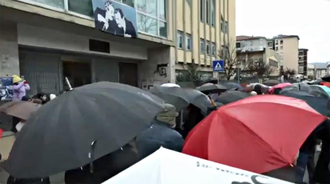 Flash-mob silenzioso per la preside Savino, centinaia di persone sotto la pioggia a Firenze