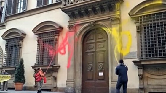 ‘Ultima Generazione’ imbratta sede Consiglio della Toscana, le reazioni dei politici toscani