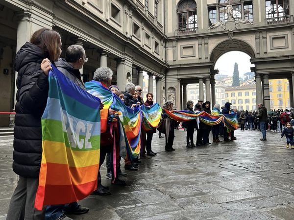 Europe for Peace”, 2500 ‘abbracciano’ gli Uffizi per la pace