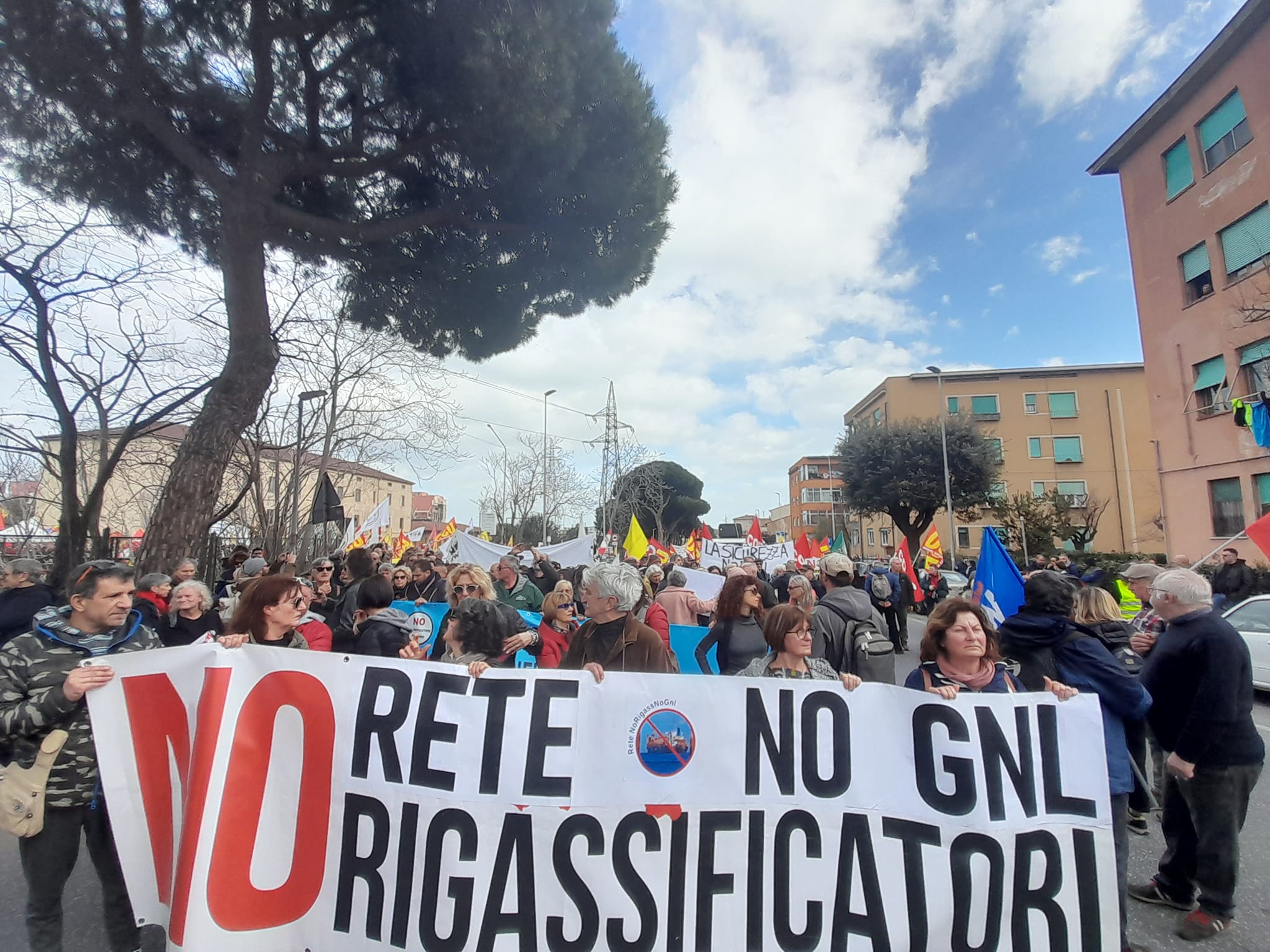 In migliaia a Piombino. Minuto silenzio per Cutro