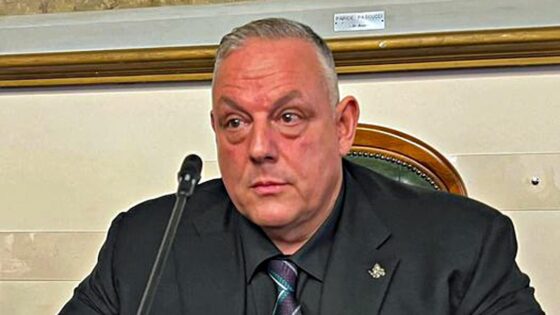 Post sessista del sindaco di Grosseto contro Schlein, condanna da molte forze politiche, ma lui si difende: “La mia ironia è stata male interpretata”