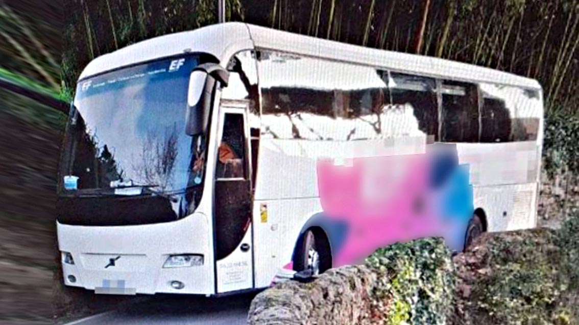Autobus turistico resta incastrato sulle stradine dei colli di Firenze