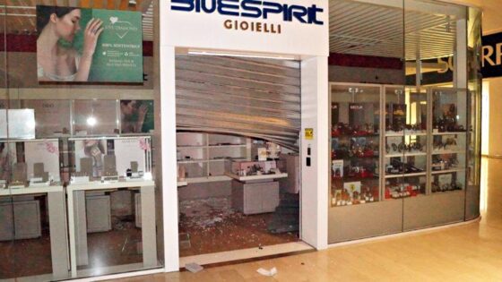Con un’auto sfondano centro commerciale Ipercoop e poi gioielleria colpo da 250.000 euro
