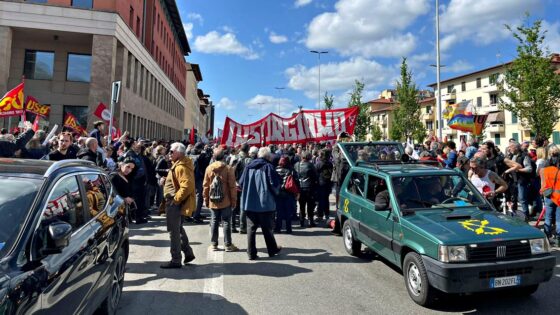 In 10 mila alla manifestazione ‘GKN non si tocca-Insorgiamo’ (VIDEO)