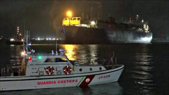 La Nave Golar Tundra è ormeggiata nel porto di Piombino