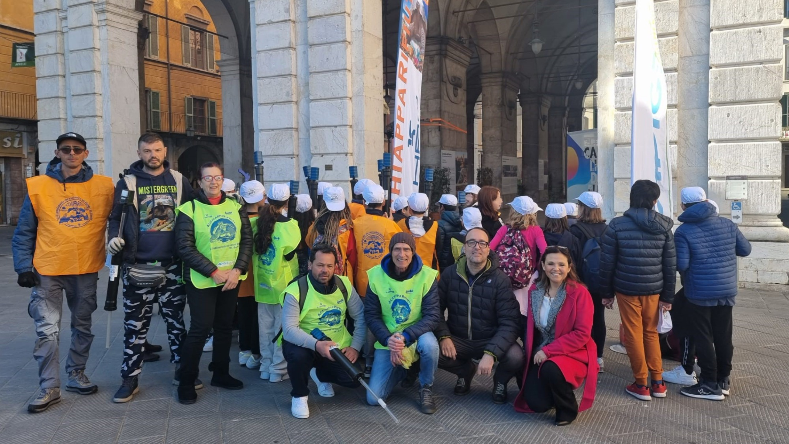 Classi dell’istituto Fucini di Pisa a caccia di mozziconi per le strade della città: “Sensibilizzazione per evitare di gettare a terra uno dei rifiuti meno degradabili”