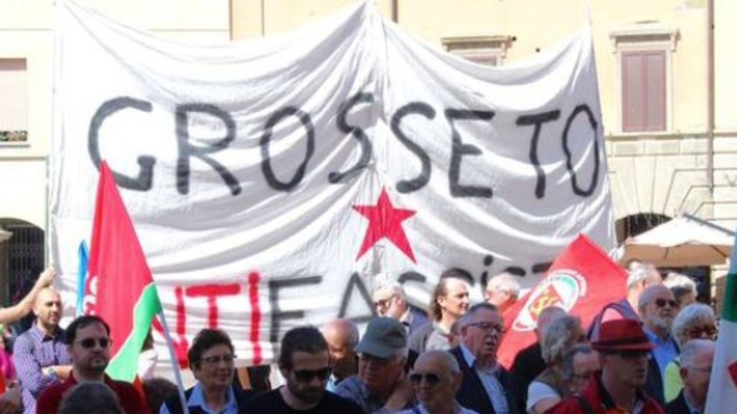 Cantata ‘Bella ciao’ durante la cerimonia a Grosseto, per protesta alla decisione di intitolare una via a Giorgio Almirante