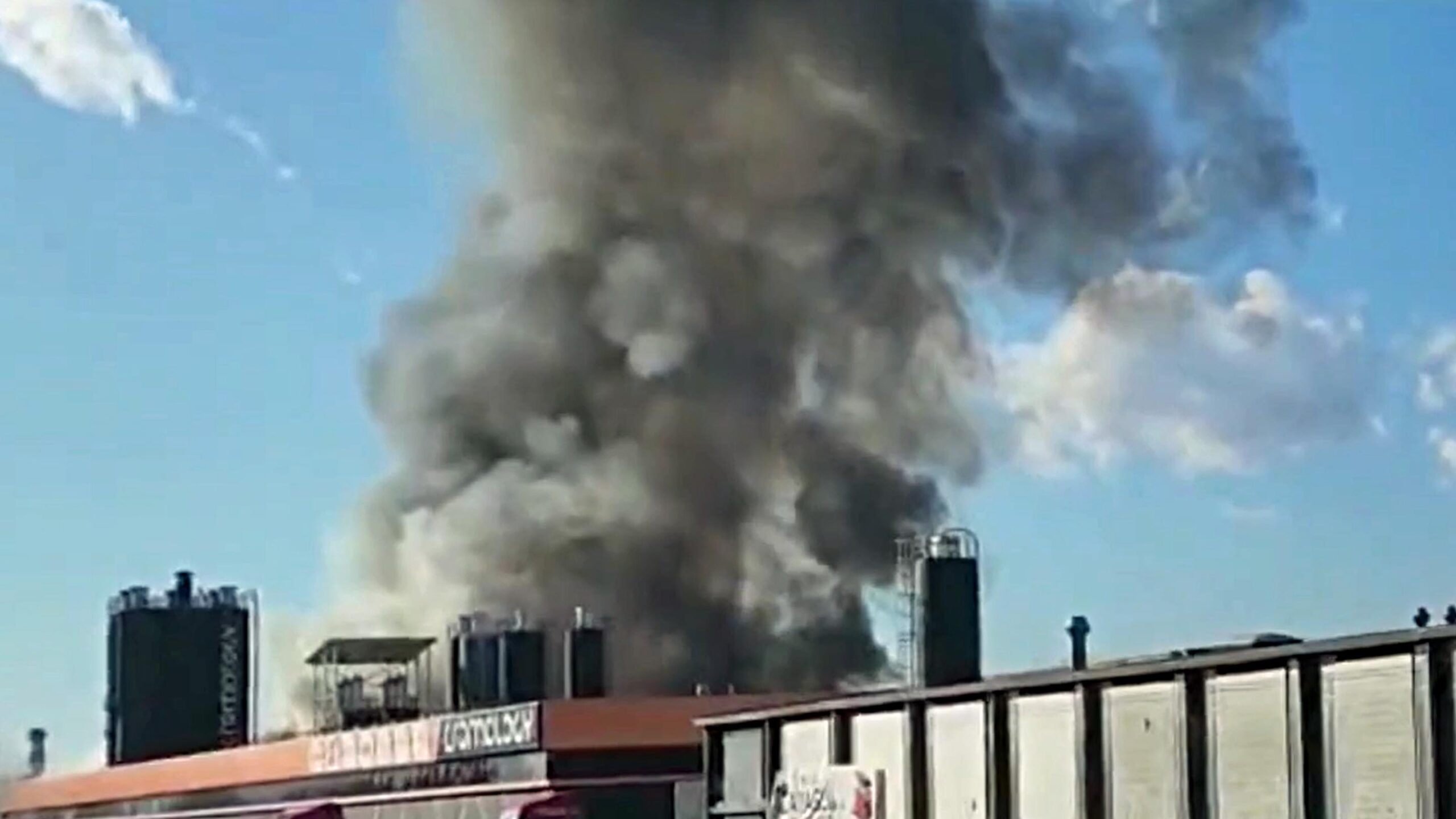 Cartiera nella piana di Lucca in fiamme, lunedì scuole chiuse a Porcari