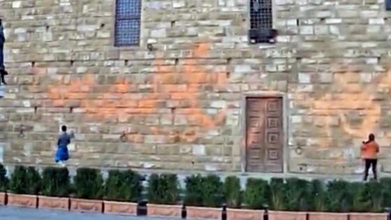 Perquisite due case degli attivisti che hanno imbrattato Palazzo Vecchio. Ultima Generazione: “Provvedimento sproporzionato”