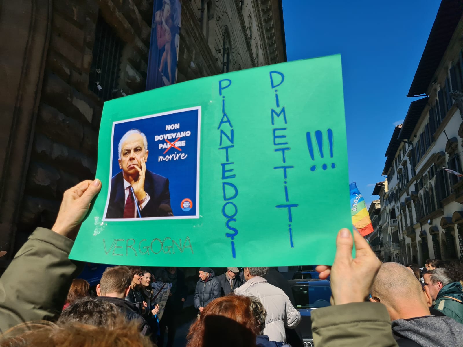 “Piantedosi dimettiti”: protesta a Firenze contro il Ministro dell’Interno