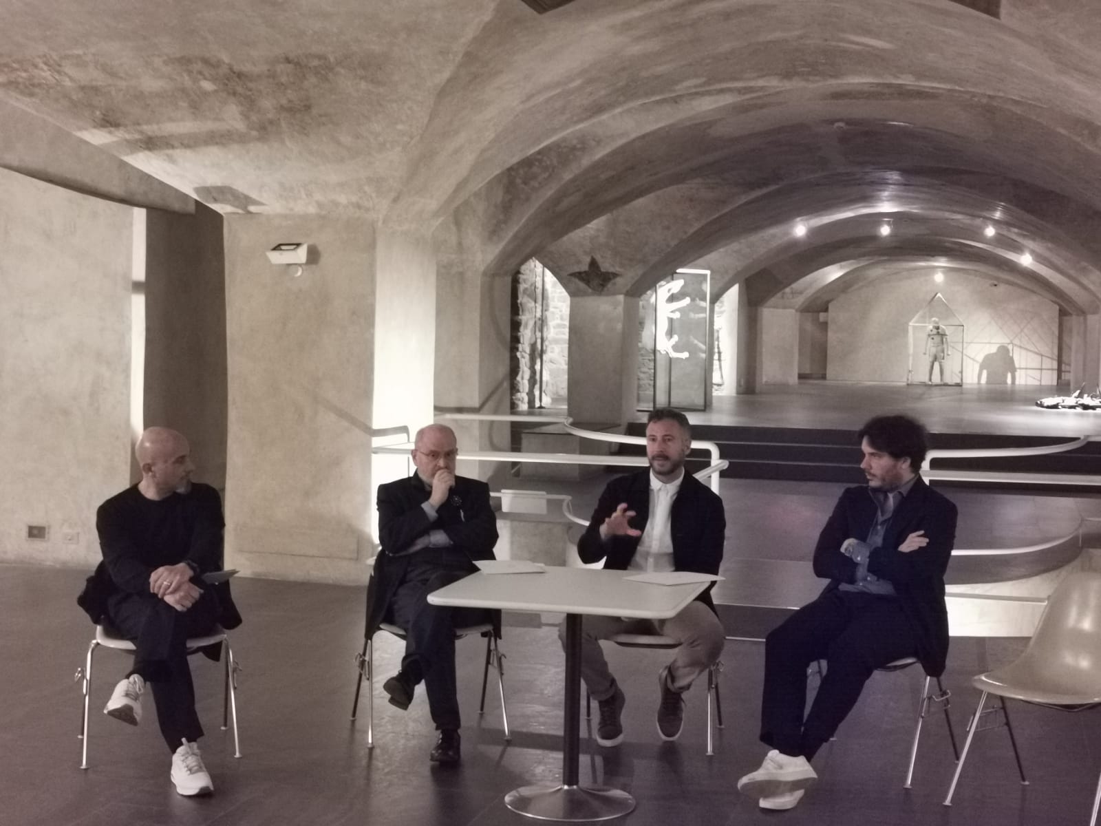 Guardare e aspettare: la prima mostra italiana di Celaya al Marino Marini di Firenze