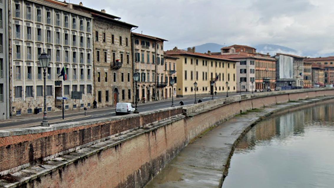 Pisa, uno studente precipita dalle spallette dell’Arno