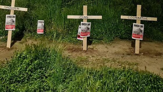 Casapound, croci alla stazione Leopolda di Firenze per vittime immigrazione