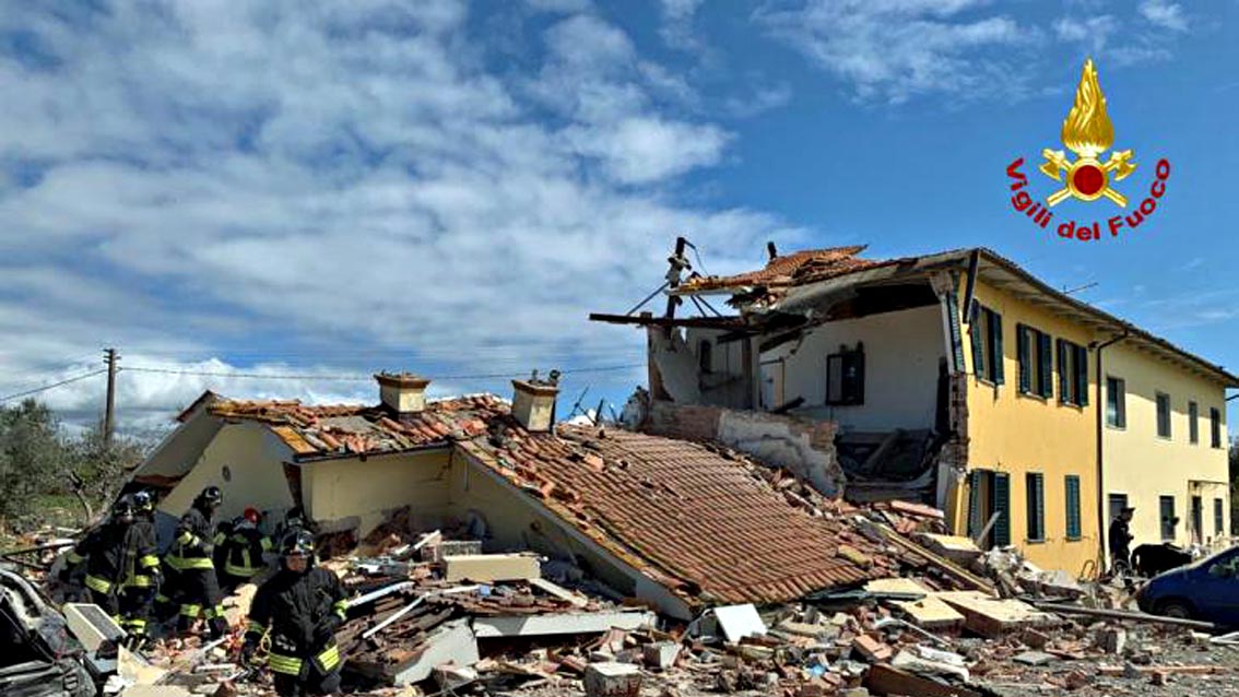 Esplosione a Lucca, trovato morto l’uomo disperso ed estratta viva, ma in gravi condizioni, la donna