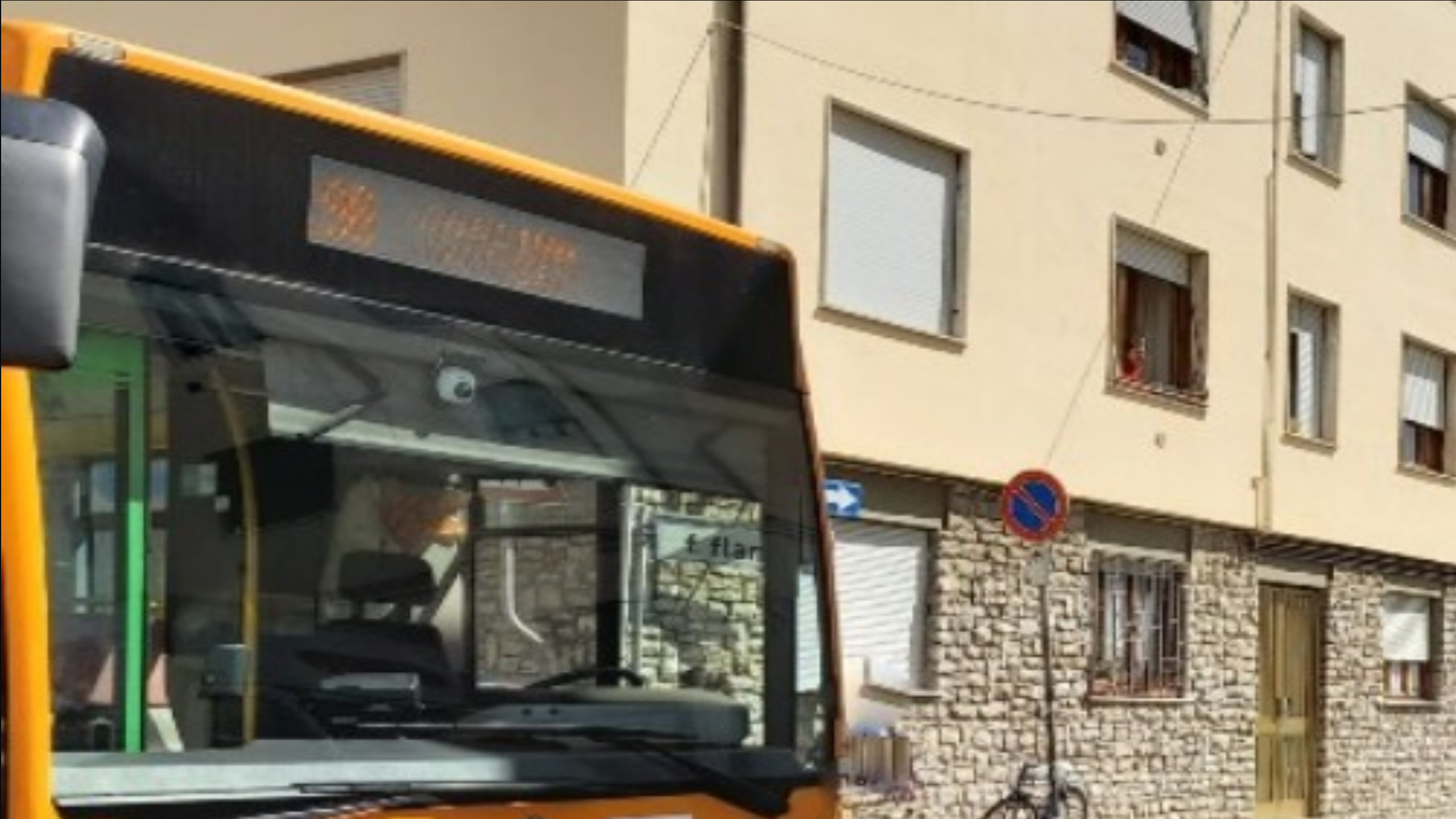 La sosta selvaggia di un furgone impedisce la corsa dei bus a Pisa, a denunciarlo è At.