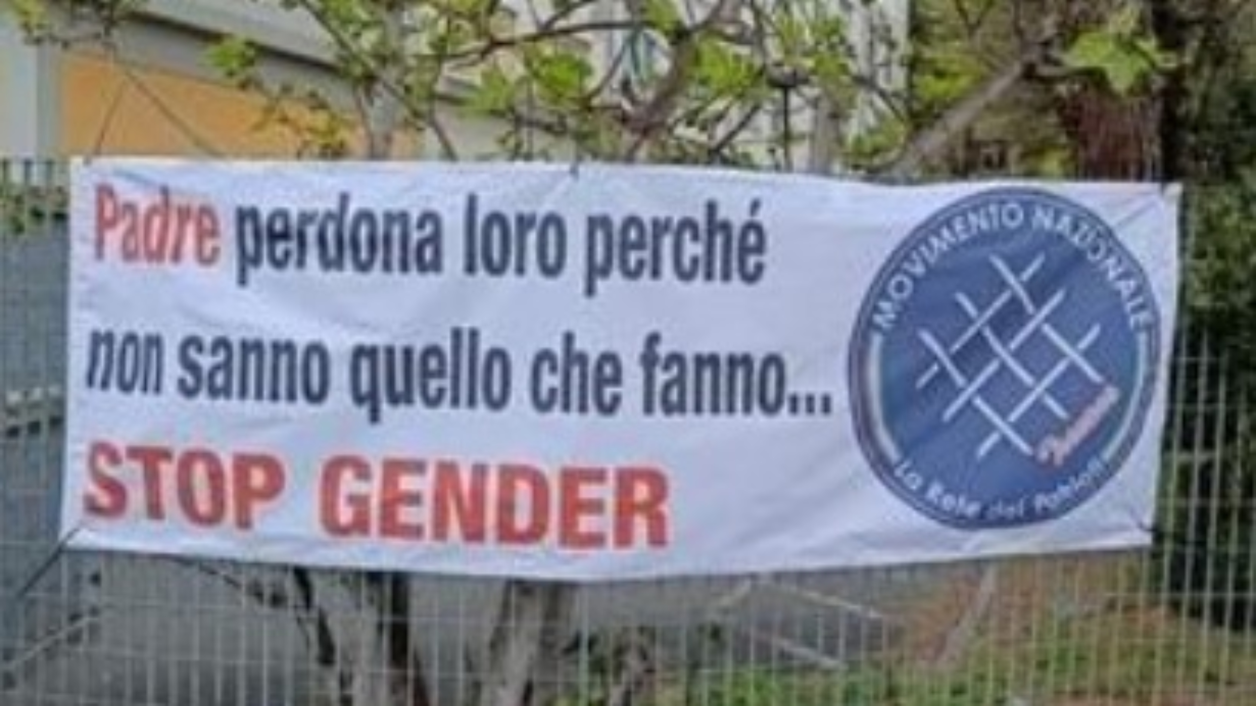 Striscione con scritta ‘stop gender’ trovato davanti liceo di Prato che consente la carriera alias