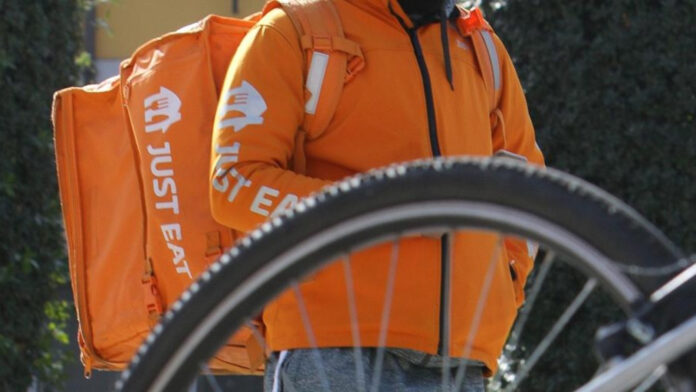 Just Eat sanziona i rider per “low performance”, protesta la Cgil