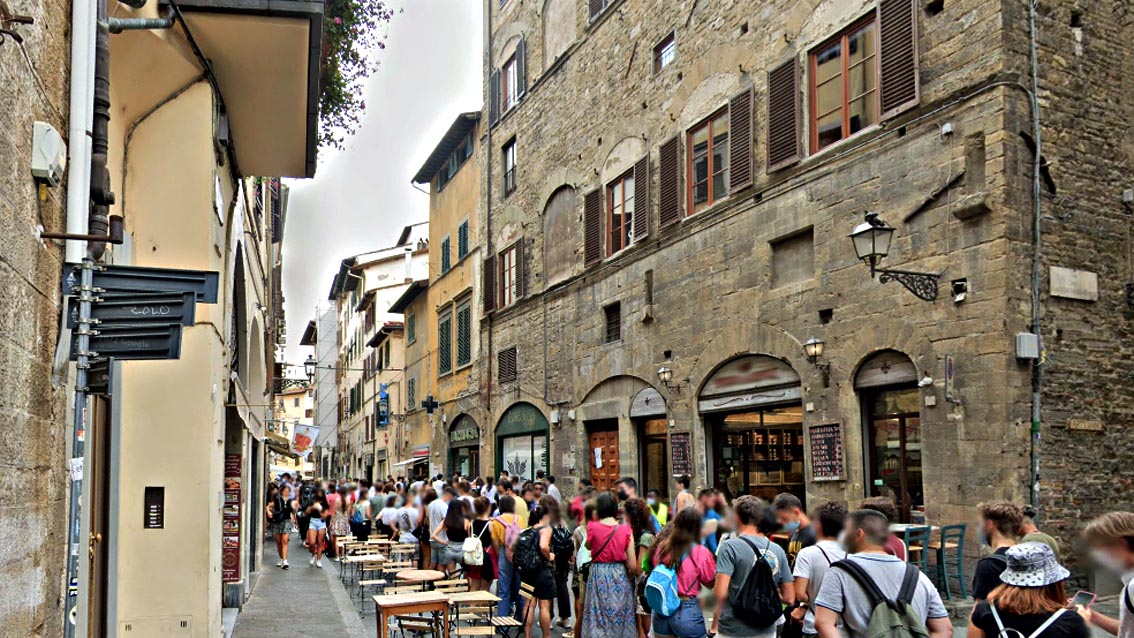 Centro storico Firenze, divieto di svolgere attività di somministrazione direttamente su suolo pubblico o da ‘sporti’, ma solo per le nuove aperture