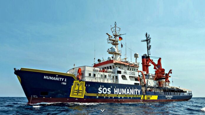Humanity 1 con 195 migranti, 