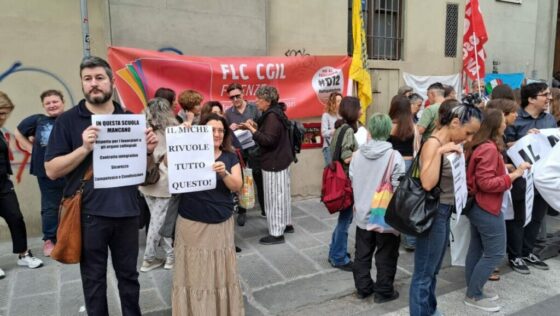 Sciopero e presidio di sindacati, docenti, Ata, studenti al liceo Michelangiolo di Firenze